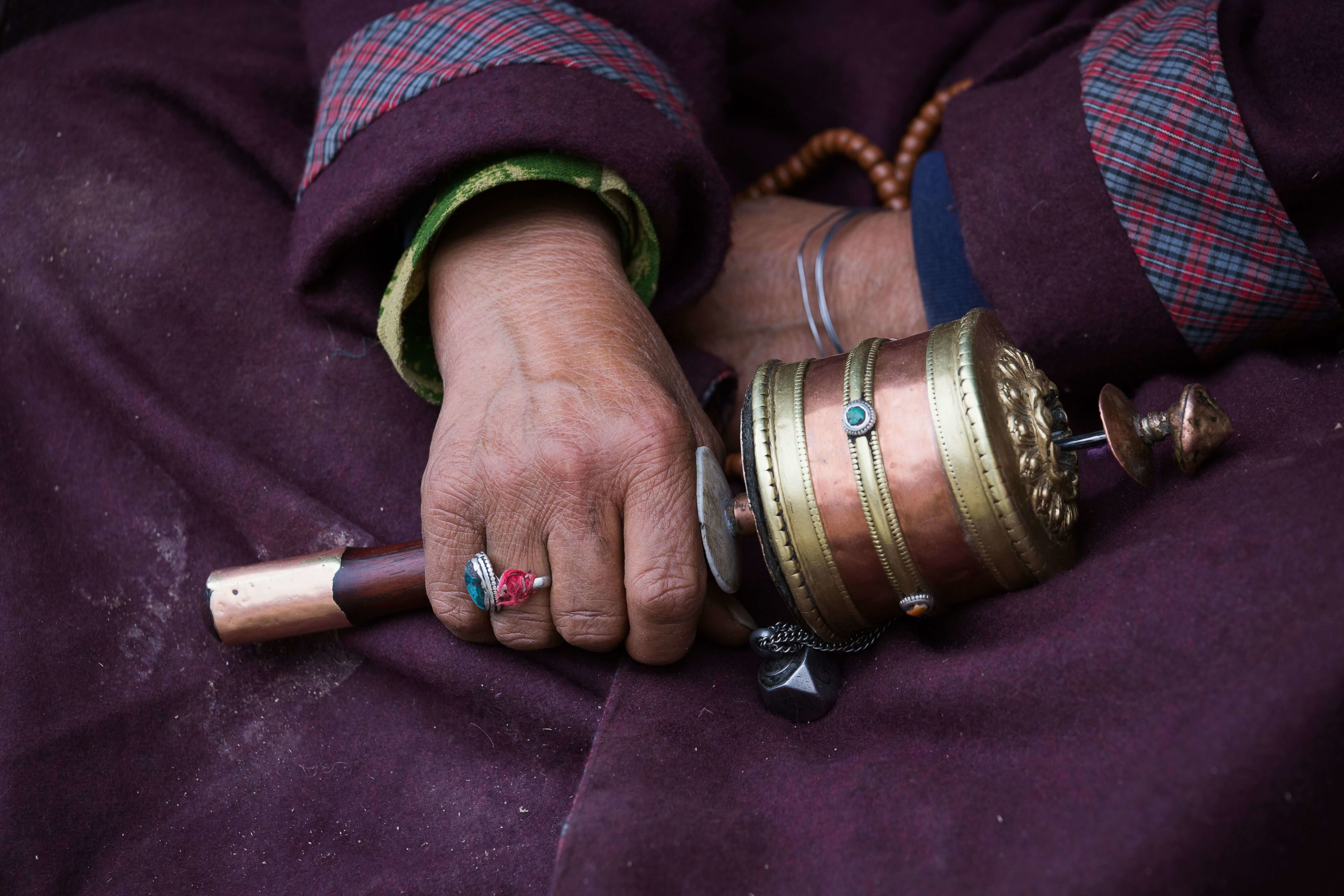 Femme priant, Ladakh, Inde.