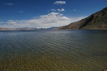 Lac Tso Moriri aux eaux transparentes