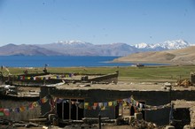 Le village de Tso Moriri avec le lac en toile de fond